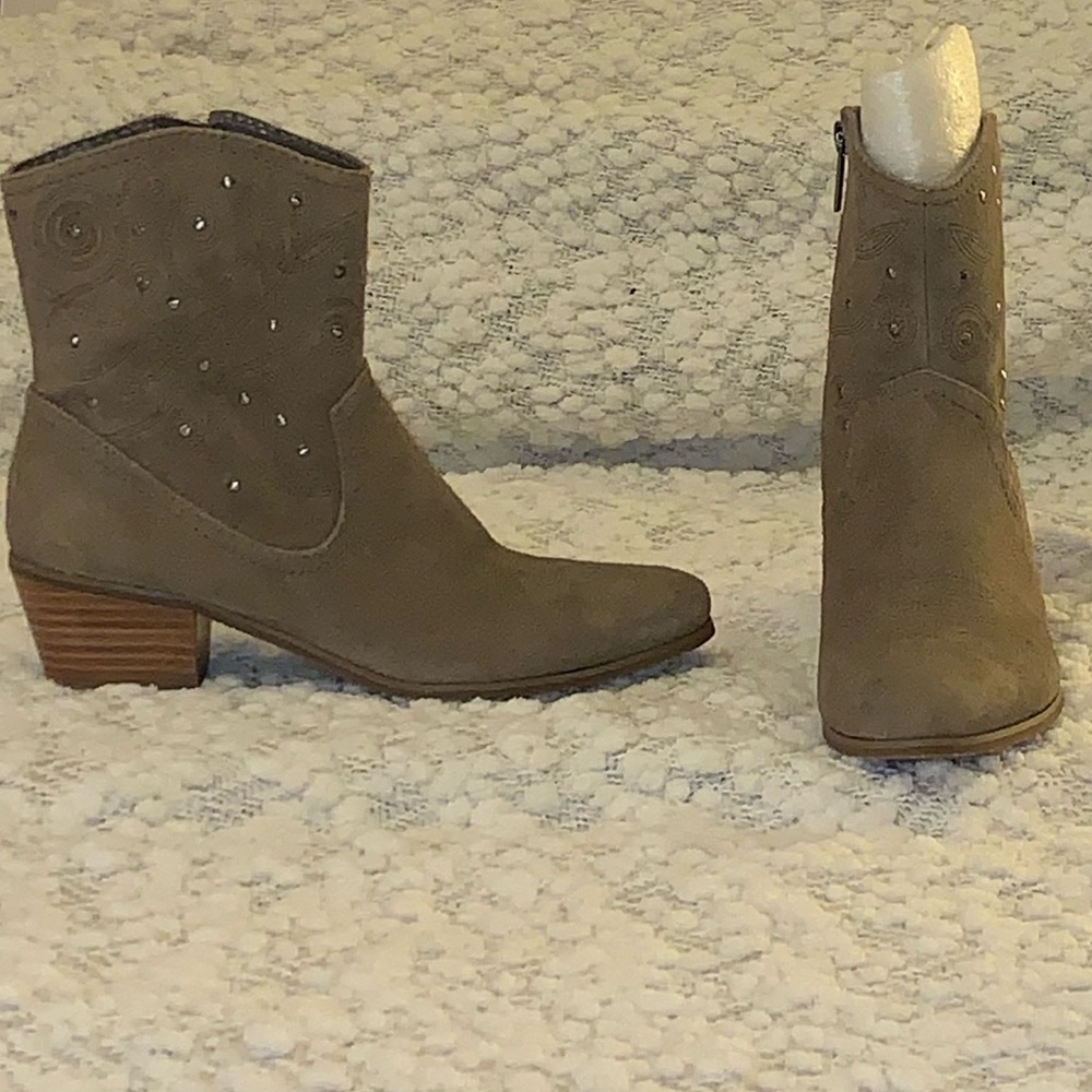 Bandolino Taupe Suede Booties